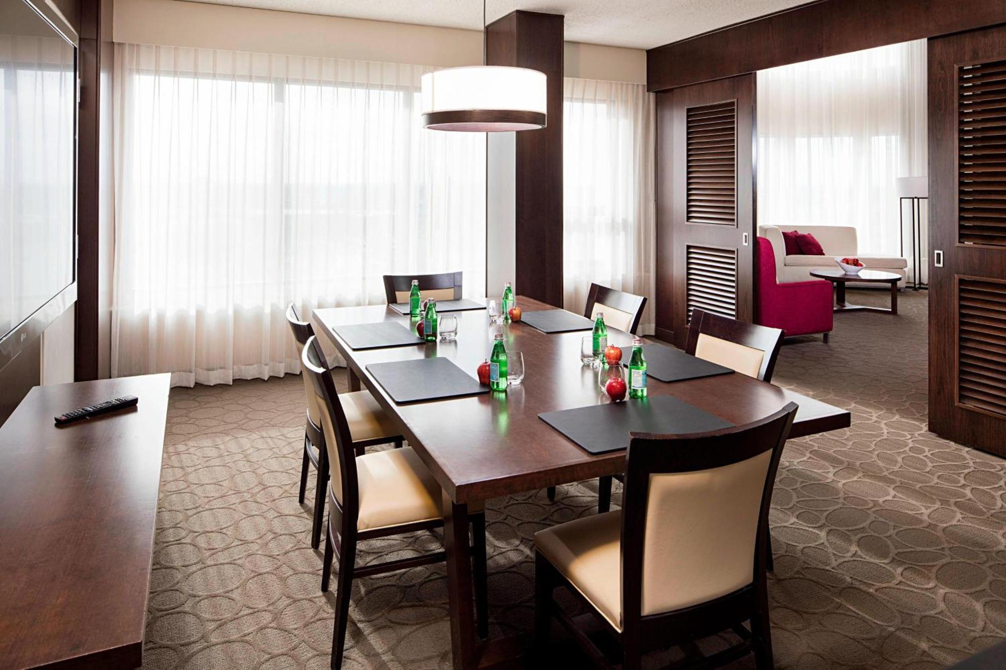 เดลต้า โฮเต็ล บาย แมริออท เอดมันตัน เซาท์ คอนเฟอเรนซ์ เซ็นเตอร์ Hotel ภายนอก รูปภาพ