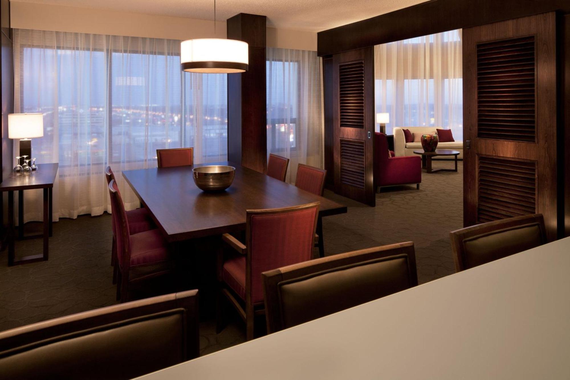 เดลต้า โฮเต็ล บาย แมริออท เอดมันตัน เซาท์ คอนเฟอเรนซ์ เซ็นเตอร์ Hotel ภายนอก รูปภาพ